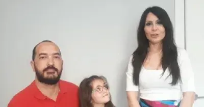 Andrea y sus padres, los protagomistas del video conmemorativo por el Día Internacional de las Familias de FIAPAS (Fuente: FIAPAS)