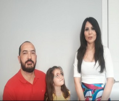 Andrea y sus padres, los protagomistas del video conmemorativo por el Día Internacional de las Familias de FIAPAS (Fuente: FIAPAS)