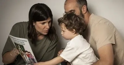 Padre, madre y un bebé lee un artículo Fiapas