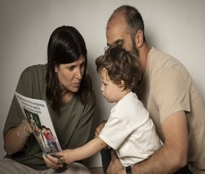 Padre, madre y un bebé lee un artículo Fiapas