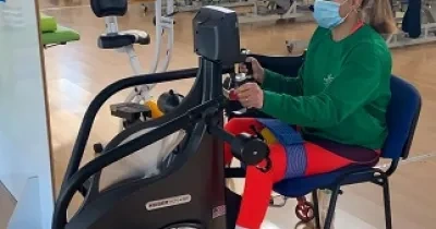 Una de la usuarias del nuevo servicio de mantenimiento autónomo, realizando uno de los ejercicios en la sala de neurorrehabilitación del recinto de la FLM