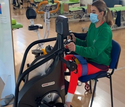 Una de la usuarias del nuevo servicio de mantenimiento autónomo, realizando uno de los ejercicios en la sala de neurorrehabilitación del recinto de la FLM