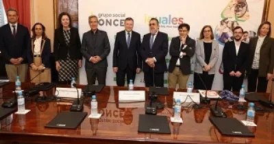 Foto de familia en la que se ve a los firmantes y asistentes al acto (Fuente: Jorge Villa)