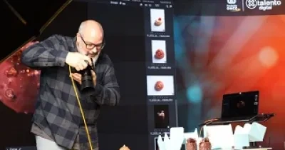 Imagen de Pablo Gil realizando fotografía gastronómica en 'Por talento Digital' (Fuente: Jorge Villa)