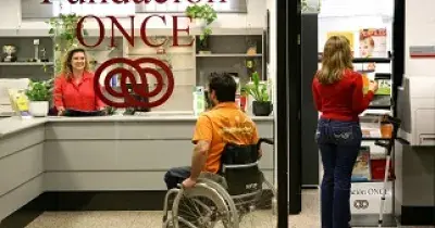 Departamento de Atención Externa de Fundación ONCE con gente trabajando (Fuente: Fundación ONCE)