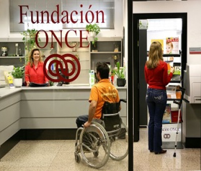 Departamento de Atención Externa de Fundación ONCE con gente trabajando (Fuente: Fundación ONCE)