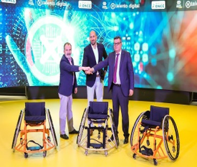 Momento de la donación de las sillas de ruedas, con la presencia de José Criado, Luis Natalio Royo y José Luis Martínez Donoso 