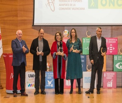 Isabel Martínez Lozano posando con otros premiados tras recoger el galardón (Fuente: UMH)