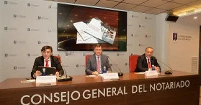 Momento de la presentación de la guía, con Alberto Durán, José Ángel Martínez Sanchiz y José Luis Borau