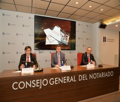 Momento de la presentación de la guía, con Alberto Durán, José Ángel Martínez Sanchiz y José Luis Borau