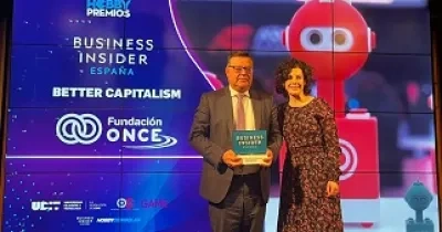 Jose Luis Martínez Donoso en el momento de recoger el Premio Hobby