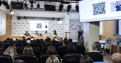 Acto de presentación con medios acreditados en la sede del CSIC  y los representantes en la mesa central