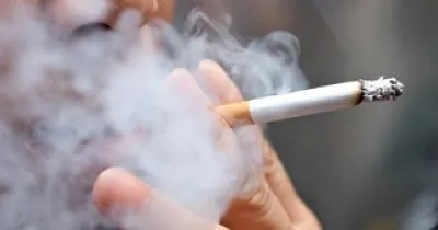 persona fumando tabaco