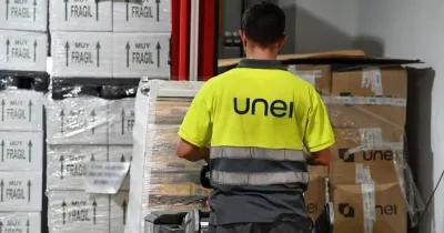 trabajador en almacén colocando paquetes en las estanterías