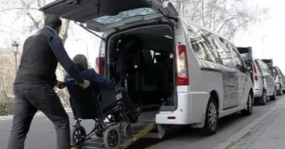 Una persona subiendo a un taxi adaptado para personas con movilidad reducida, ayudado por el propio taxista (Fuente: Gacetín Madrid)