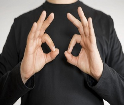 Comunicación en lengua de signos (Fuente: Servimedia)