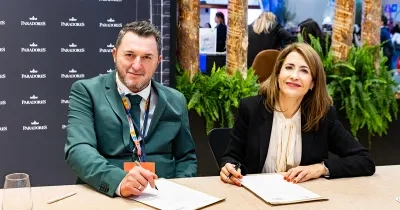 dos personas firmando el convenio