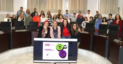 Los alumnos junto a la profesora en el aula posando