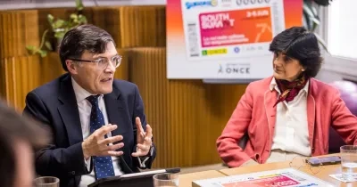 Conversación entre Alberto Durán y Benjumea en una mesa