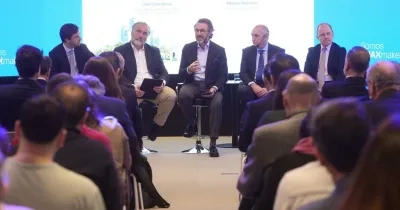 Personas hablando durante el congreso