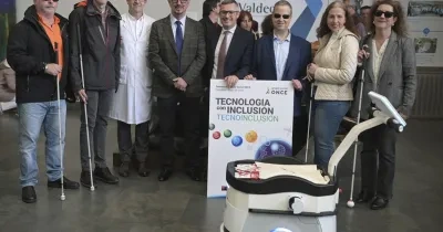 Los represantes de la Fundación PONCE durante la presentación del robot en el hospital