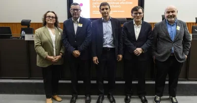 Cinco participantes posan en una sala del Congreso de los Diputados durante la presentación del informe de Odismet sobre empleo y discapacidad. Al fondo puede verse una pantalla con información del acto y el escenario donde se celebró el encuentro. La imagen ilustra la presentación de una iniciativa centrada en el análisis de la realidad laboral de las personas con discapacidad en España.