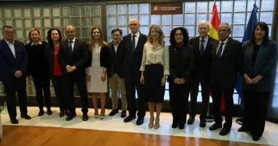 Todos los responsables directos de las entidades posando en una foto de familia junto a Yolanda Díaz