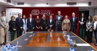 Foto de familia de los directivos de ambas entidades, en la mesa de reuniones de la Fundación ONCE