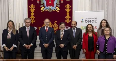 Todos los representantes del acto reunidos con una bandera de fondo