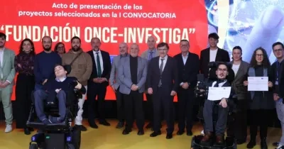 Los becados durante el acto de recepción de las becas junto a los representantes de las entidades organizadoras