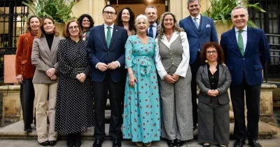 Foto de todos los integrantes del evento protocolario de firmas por el campus de la univesidad