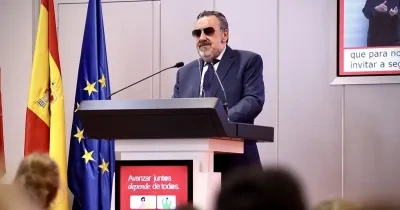 Miguel Carballeda desde el atril dirigiendo la sesión