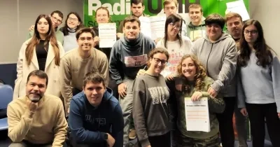 Los 15 alumnos posando con su título