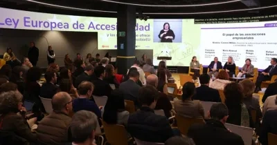 El ambiente de la sala con el público y al fondo la mesa redonda de los participantes