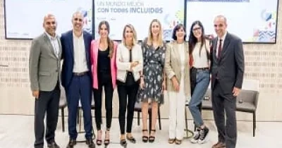 Foto de familia de la jornada. De izquierda a derecha de la imagen: Balvinder Powar, Oscar Da Pena, Patricia Otero, Xelo González, Marta Aisa Blanco, Pilar Soret, Úrsula Mariategui y Pablo García Astrain.