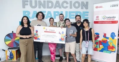 Representantes recibiendo el cheque honorífico y posando la imagen