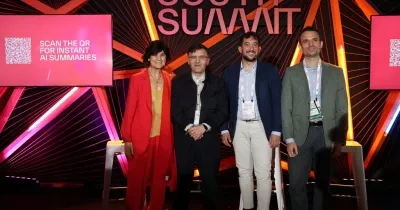 Los 4 participantes en la inauguración, subidos al escenario principal con el cartel del evento en la pantalla digital del fondo de la imagen