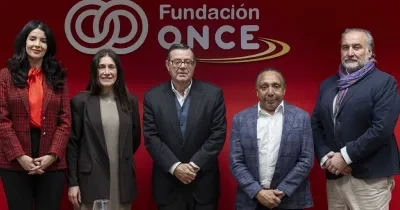 Los representantes de las entidades que han firmado el acuerdo de colaboración delante del logo de la Fundación ONCE