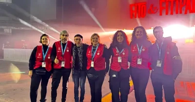 Imagen de los voluntarios durante el concierto con un cantante en la prueba piloto
