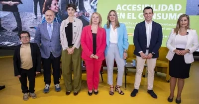 Los representantes de las instituciones en el HUB de Por Talento Digital de Fundación ONCE con la proyección de la portada en el fondo de la pantalla digital