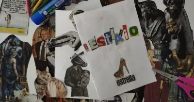 Alt text:  Mesa de trabajo con materiales para un taller de collage. En el centro, varias hojas blancas muestran composiciones realizadas con recortes de revistas; una de ellas forma la palabra “BESTIARIO” con letras de distintos colores y tamaños. Alrededor se ven imágenes recortadas de obras de arte, esculturas, animales y figuras humanas, junto con lápices de colores, pegamento en barra y unas tijeras rosas. La escena documenta un proceso creativo de creación artística mediante collage.