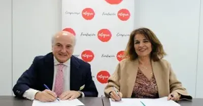 Pedro Tomey y Ana Botella en el momento de la firma de la VI edición del proyecto “Abriendo un futuro”, para mejorar el acceso al empleo de personas en riesgo de exclusión social (Fuente: Fundación Integra)