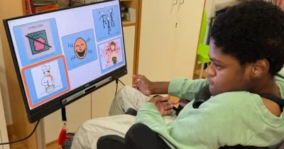 Niño con parálisis cerebral usando una tablet