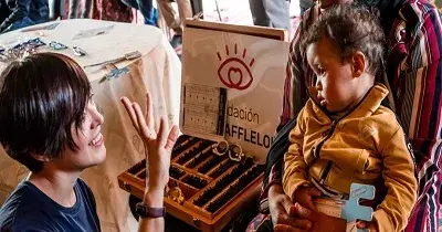 Una de las voluntarias de Fundación ALAIN AFFLELOU revisando la vista durante la iniciativa solidaria El Desierto de los Niños (Fuente: Fundación ALAIN AFFLELOU)