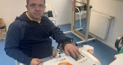 Juan Fermín Jaraíz en la grabación de su relato "El ictus en primera persona 2023" para la Fundación Casaverde