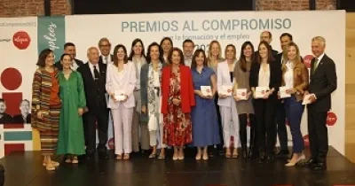 Foto de familia del Grupo Distintivos de los Premios Compromiso 2023 (Fuente: Fundación Integra)