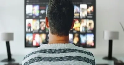 Una persona viendo la televisión (Fuente: Fundación Orange)