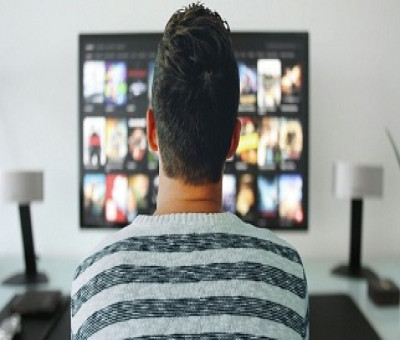 Una persona viendo la televisión (Fuente: Fundación Orange)