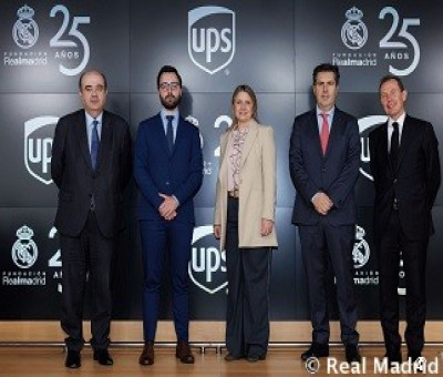 Momento de la renovación para la colaboración conjunta entre la Fundación Real Madrid y la Fundación UPS, con la presencia de Emilio Butragueño, Daniel Carrera y Julio González Ronco, entre otros (Fuente: Real Madrid)