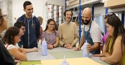 El artista Guillermo Mora durante uno de los talleres del programa Artis de la Fundación PRODIS (Fuente: Fundación PRODIS)